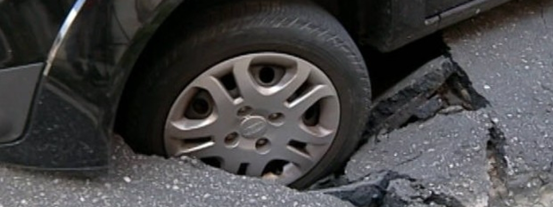 Carro de corretor cai em cratera e cobertura de rodas, pneu e suspensão dá amparo necessário