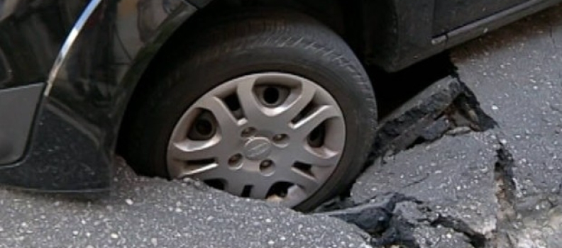 Carro de corretor cai em cratera e cobertura de rodas, pneu e suspensão dá amparo necessário